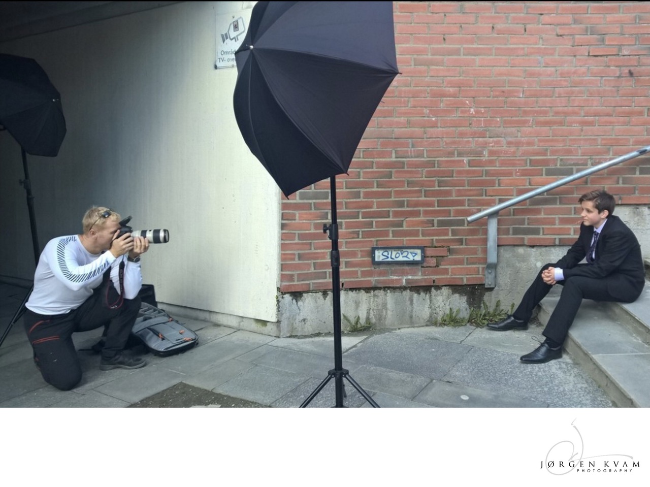Jørgen Kvam arbeider med lys og portrettfotografering hos en bedrift